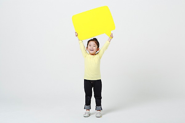 포토 JPG 스튜디오촬영 전신 여자 말풍선 실내 한명 서기 미소 들기 앞모습 손들기 유치원생 한국인 흰배경 어린이만 소녀한명만 국내포토 1 어린이 뷰포인트 백그라운드 모션 표정 사람 동양인 내부 흰색 여자한명만 소녀만 파일형식