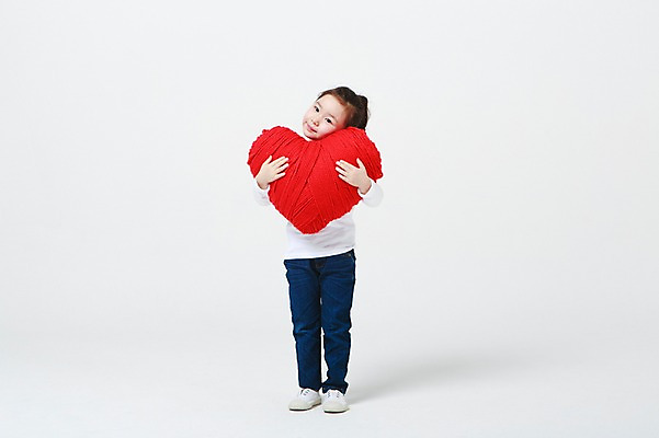포토 JPG 스튜디오촬영 전신 여자 안기 실내 한명 서기 들기 앞모습 유치원생 한국인 하트 흰배경 하트쿠션 어린이만 소녀한명만 국내포토 모양 1 어린이 뷰포인트 백그라운드 쿠션 모션 사람 동양인 내부 흰색 여자한명만 소녀만 파일형식