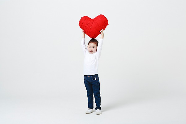 포토 JPG 스튜디오촬영 전신 여자 실내 한명 서기 들기 앞모습 손들기 유치원생 한국인 하트 흰배경 하트쿠션 어린이만 소녀한명만 국내포토 모양 1 어린이 뷰포인트 백그라운드 쿠션 모션 사람 동양인 내부 흰색 여자한명만 소녀만 파일형식