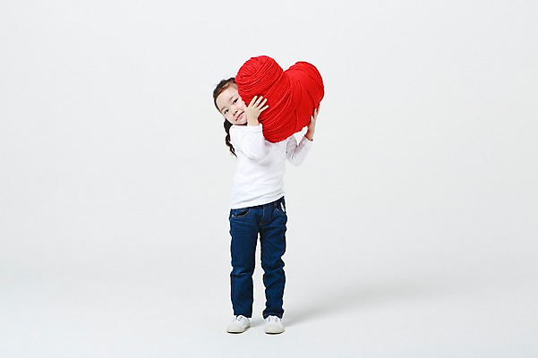 포토 JPG 스튜디오촬영 전신 여자 실내 한명 서기 들기 앞모습 유치원생 한국인 하트 흰배경 하트쿠션 어린이만 소녀한명만 국내포토 모양 1 어린이 뷰포인트 백그라운드 쿠션 모션 사람 동양인 내부 흰색 여자한명만 소녀만 파일형식