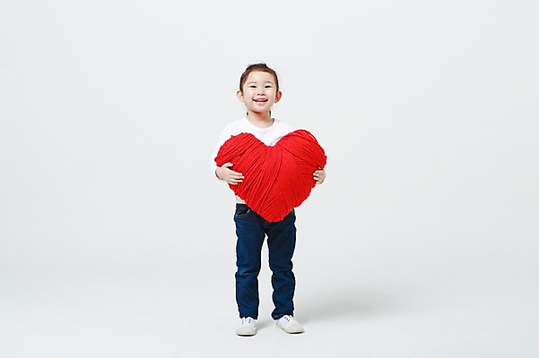 포토 JPG 스튜디오촬영 전신 여자 안기 실내 한명 서기 미소 들기 앞모습 유치원생 한국인 하트 흰배경 하트쿠션 어린이만 소녀한명만 국내포토 모양 1 어린이 뷰포인트 백그라운드 쿠션 모션 표정 사람 동양인 내부 흰색 여자한명만 소녀만 파일형식