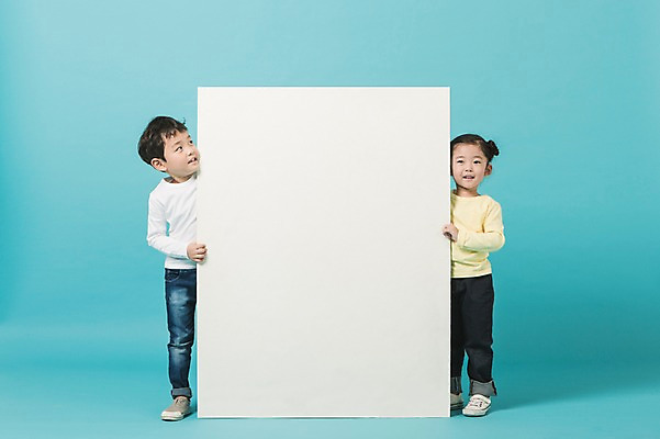 포토 JPG 스튜디오촬영 전신 여자 남자 사각프레임 실내 서기 두명 앞모습 유치원생 한국인 올려보기 파란배경 어린이만 국내포토 어린이 뷰포인트 백그라운드 모션 프레임 사람 동양인 내부 파란색 사각형 파일형식