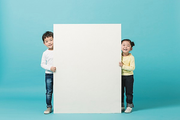 포토 JPG 스튜디오촬영 전신 여자 남자 사각프레임 실내 서기 미소 두명 앞모습 유치원생 한국인 파란배경 어린이만 국내포토 어린이 뷰포인트 백그라운드 모션 프레임 표정 사람 동양인 내부 파란색 사각형 파일형식