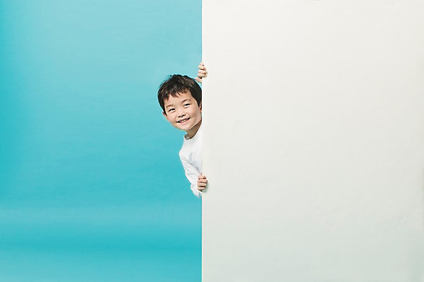 포토 JPG 스튜디오촬영 남자 사각프레임 실내 한명 미소 상반신 앞모습 유치원생 한국인 파란배경 숨기 어린이만 소년한명만 국내포토 1 어린이 뷰포인트 백그라운드 모션 프레임 표정 사람 동양인 내부 파란색 사각형 남자한명만 소년만 파일형식