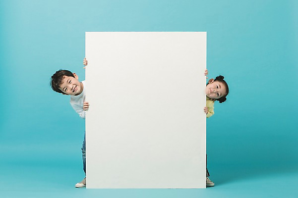 포토 JPG 스튜디오촬영 전신 여자 남자 사각프레임 실내 미소 두명 앞모습 유치원생 한국인 파란배경 숨기 어린이만 국내포토 어린이 뷰포인트 백그라운드 모션 프레임 표정 사람 동양인 내부 파란색 사각형 파일형식