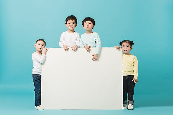 포토 JPG 스튜디오촬영 전신 여자 남자 사각프레임 실내 무표정 서기 미소 여러명 상반신 앞모습 옆모습 유치원생 한국인 파란배경 어린이만 국내포토 감정 어린이 뷰포인트 다수 백그라운드 모션 프레임 표정 사람 동양인 내부 파란색 사각형 파일형식