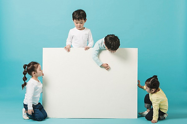 포토 JPG 스튜디오촬영 전신 응시 여자 남자 사각프레임 실내 앉기 여러명 상반신 앞모습 옆모습 유치원생 한국인 무릎꿇기 파란배경 어린이만 내려보기 국내포토 시선 어린이 뷰포인트 다수 백그라운드 모션 프레임 사람 동양인 내부 파란색 사각형 파일형식