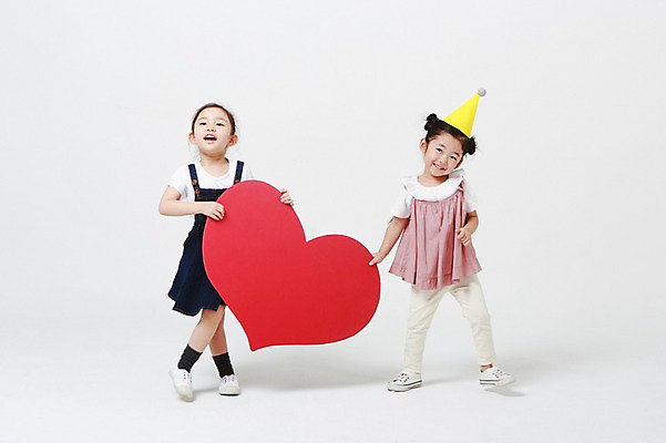 포토 JPG 스튜디오촬영 전신 여자 실내 서기 미소 들기 두명 앞모습 유치원생 고깔모자 한국인 다리꼬기 하트 흰배경 하트프레임 어린이만 소녀만 국내포토 모양 모자_잡화 어린이 뷰포인트 백그라운드 모션 프레임 표정 사람 동양인 내부 흰색 여자만 파일형식