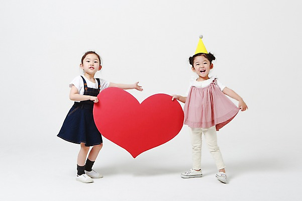 포토 JPG 스튜디오촬영 전신 여자 안내 실내 서기 미소 들기 손짓 두명 앞모습 유치원생 고깔모자 한국인 하트 흰배경 하트프레임 어린이만 소녀만 국내포토 모양 모자_잡화 어린이 뷰포인트 백그라운드 모션 프레임 표정 사람 동양인 내부 흰색 여자만 파일형식