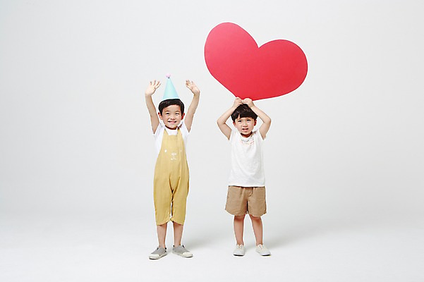 포토 JPG 스튜디오촬영 전신 남자 실내 서기 미소 들기 두명 앞모습 손들기 유치원생 고깔모자 한국인 하트 흰배경 하트프레임 어린이만 소년만 국내포토 모양 모자_잡화 어린이 뷰포인트 백그라운드 모션 프레임 표정 사람 동양인 내부 흰색 남자만 파일형식