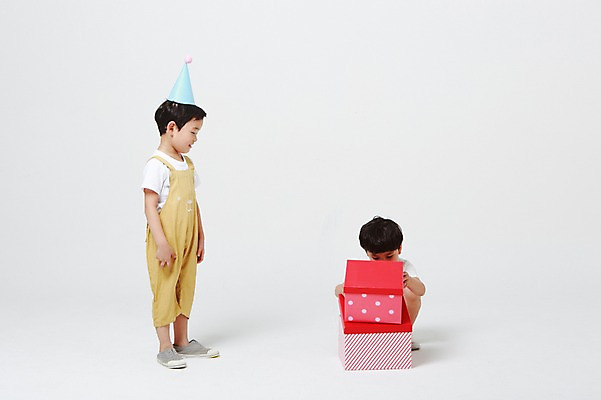 포토 JPG 스튜디오촬영 전신 남자 실내 서기 앉기 두명 앞모습 옆모습 선물상자 유치원생 고깔모자 한국인 오픈 흰배경 웅크림 어린이만 소년만 국내포토 모자_잡화 어린이 뷰포인트 백그라운드 모션 선물 사람 동양인 내부 상자 흰색 남자만 파일형식