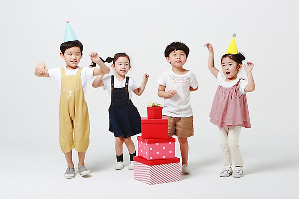 포토 JPG 스튜디오촬영 전신 여자 남자 실내 서기 손짓 여러명 앞모습 선물상자 쌓기 유치원생 고깔모자 한국인 즐거움 흰배경 어린이만 국내포토 모자_잡화 감정 어린이 뷰포인트 다수 백그라운드 모션 선물 사람 동양인 내부 상자 흰색 파일형식