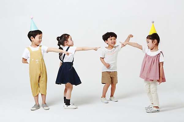 포토 JPG 스튜디오촬영 전신 여자 남자 장난 실내 서기 손짓 여러명 앞모습 옆모습 유치원생 고깔모자 한국인 가리킴 흰배경 지목 어린이만 국내포토 모자_잡화 어린이 뷰포인트 다수 백그라운드 모션 사람 동양인 내부 흰색 파일형식