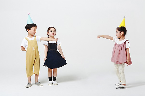 포토 JPG 스튜디오촬영 전신 여자 남자 장난 실내 서기 앞모습 옆모습 세명 마주보기 주먹 유치원생 고깔모자 한국인 가리킴 흰배경 어린이만 국내포토 모자_잡화 어린이 뷰포인트 백그라운드 모션 사람 동양인 손짓 내부 흰색 파일형식