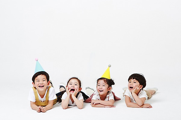 포토 JPG 스튜디오촬영 여자 남자 엎드리기 실내 입벌림 미소 여러명 상반신 앞모습 턱괴기 유치원생 고깔모자 한국인 흰배경 어린이만 국내포토 모자_잡화 어린이 뷰포인트 다수 백그라운드 모션 표정 사람 동양인 내부 흰색 파일형식