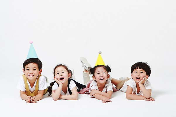 포토 JPG 스튜디오촬영 전신 여자 남자 엎드리기 실내 입벌림 미소 여러명 상반신 앞모습 턱괴기 유치원생 고깔모자 한국인 흰배경 어린이만 국내포토 모자_잡화 어린이 뷰포인트 다수 백그라운드 모션 표정 사람 동양인 내부 흰색 파일형식