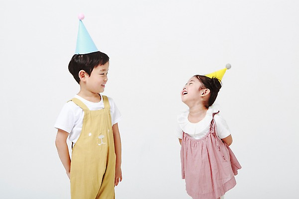 포토 JPG 스튜디오촬영 여자 남자 실내 서기 미소 웃음 상반신 두명 앞모습 마주보기 유치원생 고깔모자 한국인 흰배경 어린이만 국내포토 모자_잡화 어린이 뷰포인트 백그라운드 모션 표정 사람 동양인 내부 흰색 파일형식