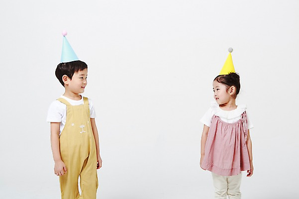 포토 JPG 스튜디오촬영 여자 남자 실내 서기 상반신 두명 앞모습 마주보기 유치원생 고깔모자 한국인 흰배경 어린이만 국내포토 모자_잡화 어린이 뷰포인트 백그라운드 모션 사람 동양인 내부 흰색 파일형식