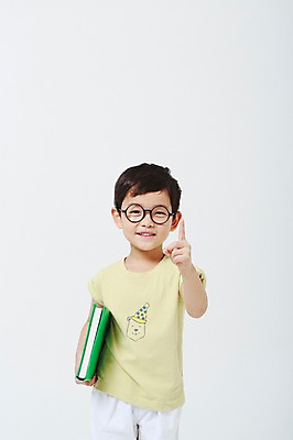 포토 JPG 스튜디오촬영 어린이교육 남자 안경 실내 한명 서기 미소 들기 상반신 앞모습 책 유치원생 한국인 검지손가락 가리킴 흰배경 어린이만 소년한명만 안경낌 국내포토 1 잡화 교육 어린이 뷰포인트 백그라운드 손가락 모션 표정 사람 동양인 손짓 내부 흰색 남자한명만 소년만 파일형식