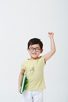 포토 JPG 스튜디오촬영 어린이교육 남자 안경 실내 한명 서기 미소 들기 상반신 앞모습 책 손들기 파이팅 주먹 유치원생 한국인 발표 흰배경 어린이만 소년한명만 안경낌 국내포토 1 잡화 교육 어린이 뷰포인트 백그라운드 모션 표정 사람 동양인 내부 흰색 남자한명만 소년만 파일형식