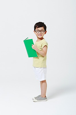 포토 JPG 스튜디오촬영 전신 어린이교육 남자 안경 실내 한명 서기 미소 들기 옆모습 책 독서 유치원생 한국인 흰배경 어린이만 소년한명만 안경낌 국내포토 1 잡화 교육 어린이 뷰포인트 백그라운드 모션 표정 사람 동양인 내부 흰색 남자한명만 소년만 파일형식