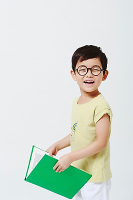 포토 JPG 스튜디오촬영 어린이교육 남자 안경 실내 한명 서기 미소 웃음 들기 상반신 옆모습 책 독서 유치원생 한국인 흰배경 어린이만 소년한명만 안경낌 국내포토 1 잡화 교육 어린이 뷰포인트 백그라운드 모션 표정 사람 동양인 내부 흰색 남자한명만 소년만 파일형식