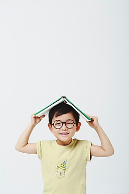 포토 JPG 스튜디오촬영 어린이교육 남자 안경 실내 한명 미소 들기 상반신 앞모습 책 유치원생 한국인 흰배경 어린이만 소년한명만 안경낌 놓기 국내포토 1 잡화 교육 어린이 뷰포인트 백그라운드 모션 표정 사람 동양인 내부 흰색 남자한명만 소년만 파일형식