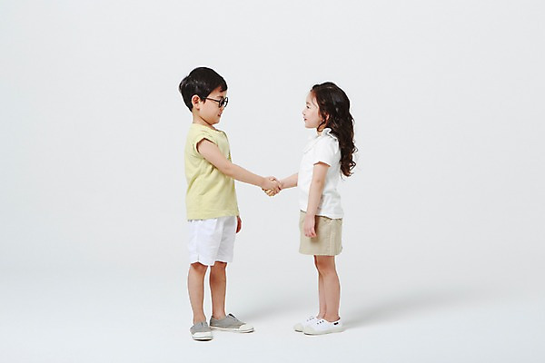 포토 JPG 스튜디오촬영 전신 여자 어린이교육 남자 안경 악수 실내 서기 두명 옆모습 마주보기 손잡기 유치원생 한국인 흰배경 어린이만 안경낌 국내포토 잡화 교육 어린이 뷰포인트 백그라운드 모션 사람 동양인 손짓 내부 흰색 파일형식