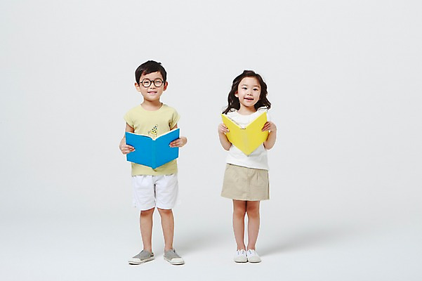 포토 JPG 스튜디오촬영 전신 여자 어린이교육 남자 안경 실내 서기 들기 두명 앞모습 책 독서 유치원생 한국인 흰배경 어린이만 안경낌 국내포토 잡화 교육 어린이 뷰포인트 백그라운드 모션 사람 동양인 내부 흰색 파일형식