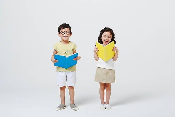 포토 JPG 스튜디오촬영 전신 여자 어린이교육 남자 안경 실내 서기 미소 들기 두명 앞모습 책 독서 유치원생 한국인 흰배경 어린이만 안경낌 국내포토 잡화 교육 어린이 뷰포인트 백그라운드 모션 표정 사람 동양인 내부 흰색 파일형식