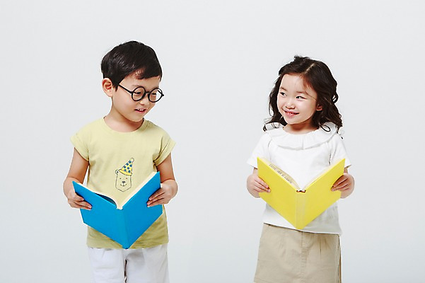 포토 JPG 스튜디오촬영 여자 어린이교육 남자 안경 실내 서기 미소 들기 상반신 두명 앞모습 책 독서 유치원생 한국인 엿보기 흰배경 어린이만 안경낌 국내포토 잡화 교육 어린이 뷰포인트 백그라운드 모션 표정 사람 동양인 내부 흰색 파일형식