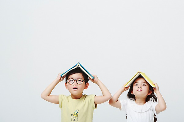 포토 JPG 스튜디오촬영 여자 어린이교육 남자 안경 실내 들기 상반신 두명 앞모습 책 독서 유치원생 한국인 올려보기 흰배경 어린이만 안경낌 놓기 국내포토 잡화 교육 어린이 뷰포인트 백그라운드 모션 사람 동양인 내부 흰색 파일형식