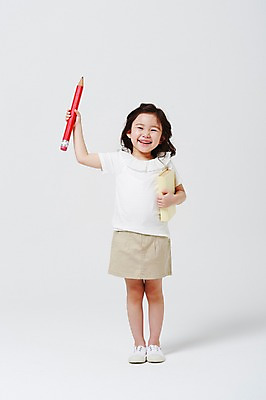 포토 JPG 스튜디오촬영 전신 여자 어린이교육 안기 실내 한명 서기 미소 웃음 들기 앞모습 책 연필 유치원생 한국인 흰배경 어린이만 소녀한명만 국내포토 1 교육 어린이 뷰포인트 백그라운드 모션 학용품 표정 사람 동양인 내부 필기구 흰색 여자한명만 소녀만 파일형식