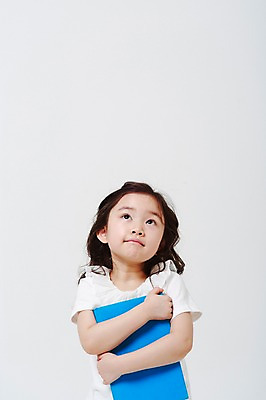 포토 JPG 스튜디오촬영 여자 어린이교육 안기 실내 한명 들기 상반신 앞모습 책 유치원생 한국인 올려보기 흰배경 어린이만 소녀한명만 국내포토 1 교육 어린이 뷰포인트 백그라운드 모션 사람 동양인 내부 흰색 여자한명만 소녀만 파일형식