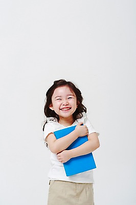 포토 JPG 스튜디오촬영 여자 어린이교육 안기 실내 한명 미소 들기 상반신 앞모습 책 유치원생 한국인 흰배경 어린이만 소녀한명만 국내포토 1 교육 어린이 뷰포인트 백그라운드 모션 표정 사람 동양인 내부 흰색 여자한명만 소녀만 파일형식