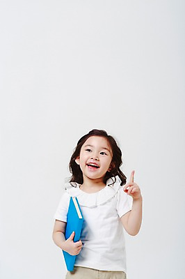 포토 JPG 스튜디오촬영 여자 어린이교육 생각 안기 아이디어 실내 한명 미소 웃음 들기 상반신 앞모습 책 유치원생 한국인 검지손가락 가리킴 흰배경 어린이만 소녀한명만 국내포토 1 교육 어린이 뷰포인트 백그라운드 컨셉 손가락 모션 표정 사람 동양인 손짓 내부 흰색 여자한명만 소녀만 파일형식