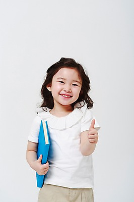 포토 JPG 스튜디오촬영 여자 어린이교육 안기 실내 한명 미소 들기 상반신 앞모습 책 유치원생 한국인 엄지손가락 최고 흰배경 어린이만 소녀한명만 국내포토 1 교육 어린이 뷰포인트 백그라운드 손가락 모션 표정 사람 동양인 내부 흰색 여자한명만 소녀만 파일형식