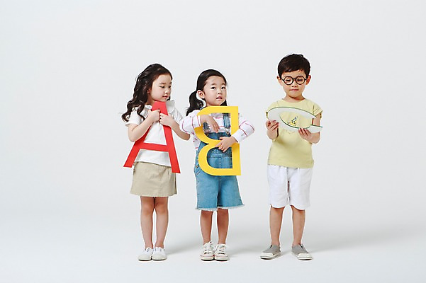 포토 JPG 스튜디오촬영 전신 알파벳 여자 어린이교육 남자 안경 실내 영어교육 서기 들기 앞모습 세명 유치원생 한국인 B 흰배경 A C 어린이만 안경낌 국내포토 영어 잡화 교육 어린이 뷰포인트 백그라운드 모션 사람 동양인 내부 흰색 파일형식