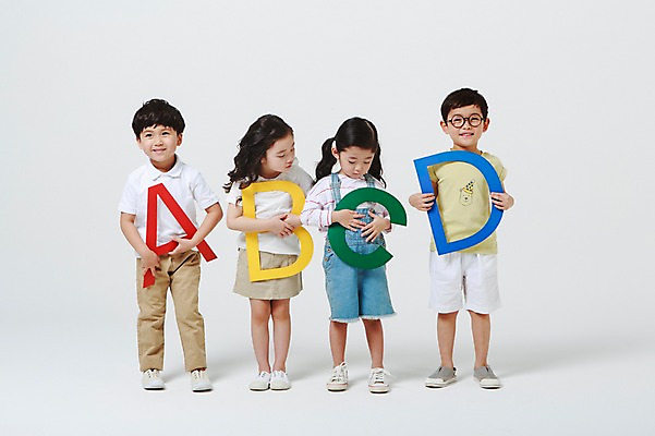 포토 JPG 스튜디오촬영 전신 알파벳 여자 어린이교육 남자 안경 실내 영어교육 서기 미소 들기 여러명 앞모습 유치원생 한국인 B 흰배경 A C D 어린이만 안경낌 국내포토 영어 잡화 교육 어린이 뷰포인트 다수 백그라운드 모션 표정 사람 동양인 내부 흰색 파일형식