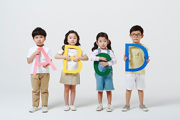 포토 JPG 스튜디오촬영 전신 알파벳 여자 어린이교육 남자 안경 실내 영어교육 서기 들기 여러명 앞모습 유치원생 한국인 B 흰배경 A C D 어린이만 안경낌 국내포토 영어 잡화 교육 어린이 뷰포인트 다수 백그라운드 모션 사람 동양인 내부 흰색 파일형식