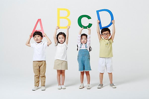 포토 JPG 스튜디오촬영 전신 알파벳 여자 어린이교육 남자 안경 실내 영어교육 서기 들기 여러명 앞모습 손들기 유치원생 한국인 B 흰배경 A C D 어린이만 안경낌 국내포토 영어 잡화 교육 어린이 뷰포인트 다수 백그라운드 모션 사람 동양인 내부 흰색 파일형식