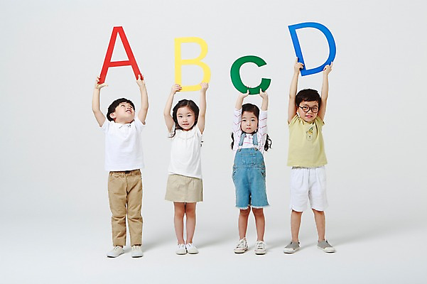 포토 JPG 스튜디오촬영 전신 알파벳 여자 어린이교육 남자 안경 실내 영어교육 서기 들기 여러명 앞모습 손들기 유치원생 한국인 B 흰배경 A C D 어린이만 안경낌 국내포토 영어 잡화 교육 어린이 뷰포인트 다수 백그라운드 모션 사람 동양인 내부 흰색 파일형식