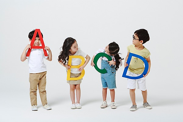 포토 JPG 스튜디오촬영 전신 알파벳 여자 어린이교육 남자 안경 실내 영어교육 서기 들기 여러명 앞모습 마주보기 유치원생 한국인 B 흰배경 A C D 어린이만 안경낌 국내포토 영어 잡화 교육 어린이 뷰포인트 다수 백그라운드 모션 사람 동양인 내부 흰색 파일형식