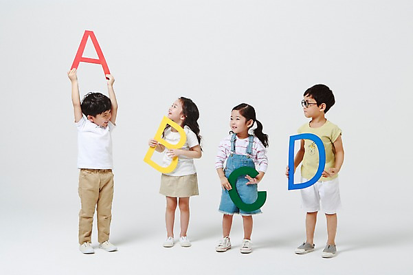 포토 JPG 스튜디오촬영 전신 알파벳 응시 여자 어린이교육 남자 안경 실내 영어교육 서기 들기 여러명 앞모습 손들기 유치원생 한국인 흰배경 A 어린이만 안경낌 국내포토 영어 시선 잡화 교육 어린이 뷰포인트 다수 백그라운드 모션 사람 동양인 내부 흰색 파일형식