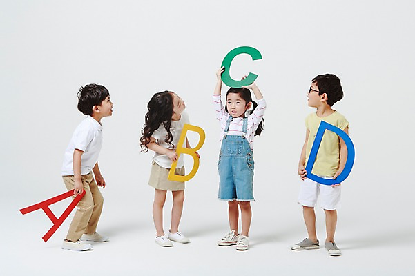 포토 JPG 스튜디오촬영 전신 알파벳 응시 여자 어린이교육 남자 안경 실내 영어교육 서기 들기 여러명 앞모습 손들기 유치원생 한국인 흰배경 C 어린이만 안경낌 국내포토 영어 시선 잡화 교육 어린이 뷰포인트 다수 백그라운드 모션 사람 동양인 내부 흰색 파일형식