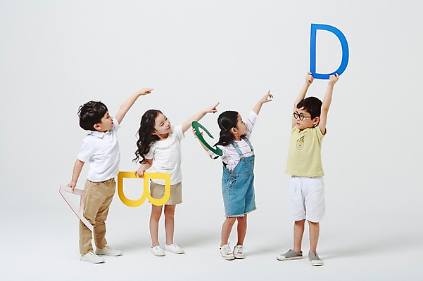 포토 JPG 스튜디오촬영 전신 알파벳 응시 여자 어린이교육 남자 안경 실내 영어교육 서기 들기 여러명 앞모습 손들기 유치원생 한국인 가리킴 흰배경 D 어린이만 안경낌 국내포토 영어 시선 잡화 교육 어린이 뷰포인트 다수 백그라운드 모션 사람 동양인 손짓 내부 흰색 파일형식