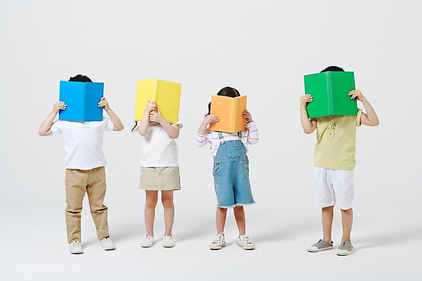 포토 JPG 스튜디오촬영 전신 여자 어린이교육 남자 실내 서기 들기 여러명 앞모습 책 독서 유치원생 한국인 흰배경 얼굴가리기 어린이만 국내포토 교육 어린이 뷰포인트 다수 백그라운드 모션 사람 동양인 내부 흰색 가림 파일형식