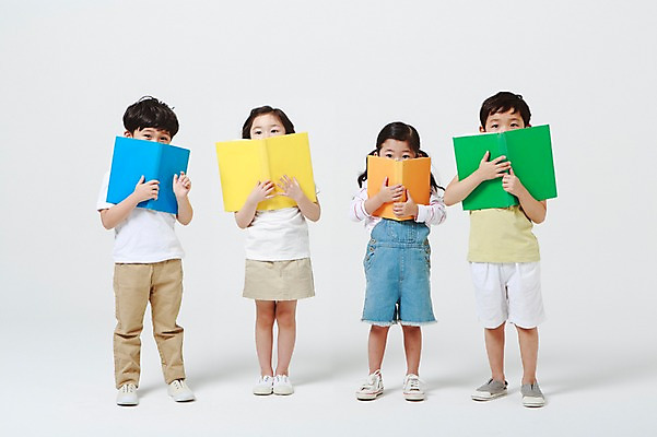 포토 JPG 스튜디오촬영 전신 여자 어린이교육 남자 실내 서기 들기 여러명 앞모습 책 독서 유치원생 한국인 흰배경 입가림 어린이만 국내포토 교육 어린이 뷰포인트 다수 백그라운드 모션 사람 동양인 내부 흰색 가림 파일형식