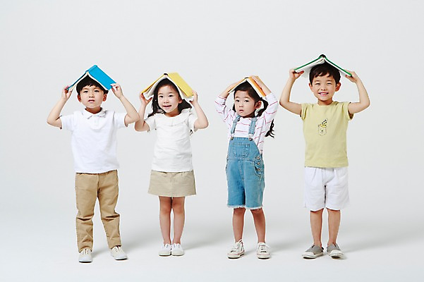 포토 JPG 스튜디오촬영 전신 여자 어린이교육 남자 실내 서기 미소 들기 여러명 앞모습 책 독서 유치원생 한국인 흰배경 어린이만 놓기 국내포토 교육 어린이 뷰포인트 다수 백그라운드 모션 표정 사람 동양인 내부 흰색 파일형식