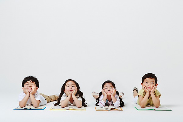 포토 JPG 스튜디오촬영 여자 어린이교육 남자 엎드리기 생각 실내 여러명 상반신 앞모습 책 독서 턱괴기 유치원생 펼침 한국인 고민 흰배경 어린이만 국내포토 교육 감정 어린이 뷰포인트 다수 백그라운드 모션 사람 동양인 내부 흰색 파일형식